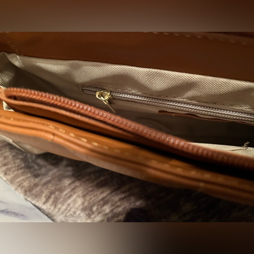 Unica purse made in Italy. NWT. Perfect condition. Genuine leather. Gorgeous. - Picture 7 of 10